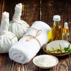 MASSAGE AUX POCHONS D'HERBES CHAUDES - 60MN